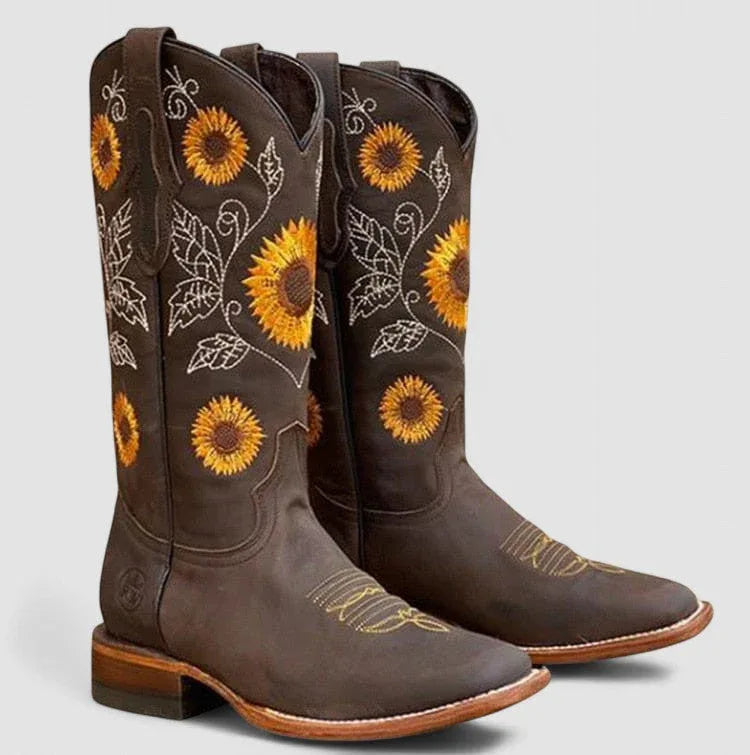 Daisy Western ankle boots with block heel and classic stitching in brown suede