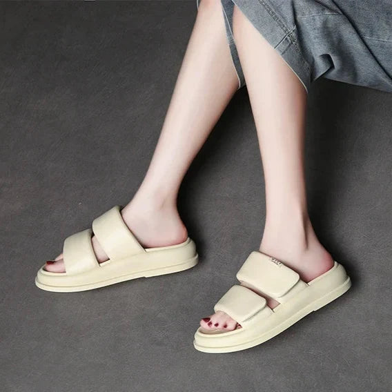 Soft leather flat sandals with 2cm heel in black and beige tones