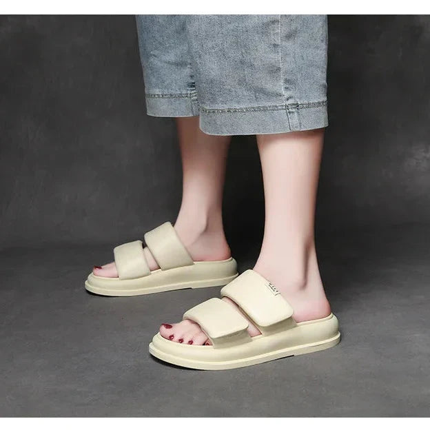 Soft leather flat sandals with 2cm heel in black and beige tones