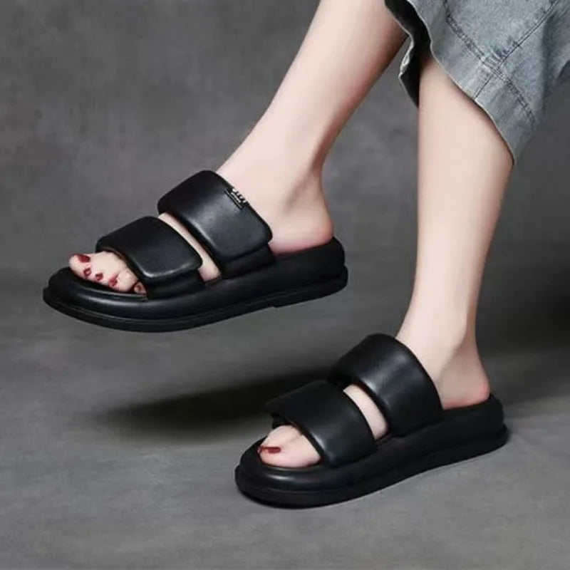 Soft leather flat sandals with 2cm heel in black and beige tones