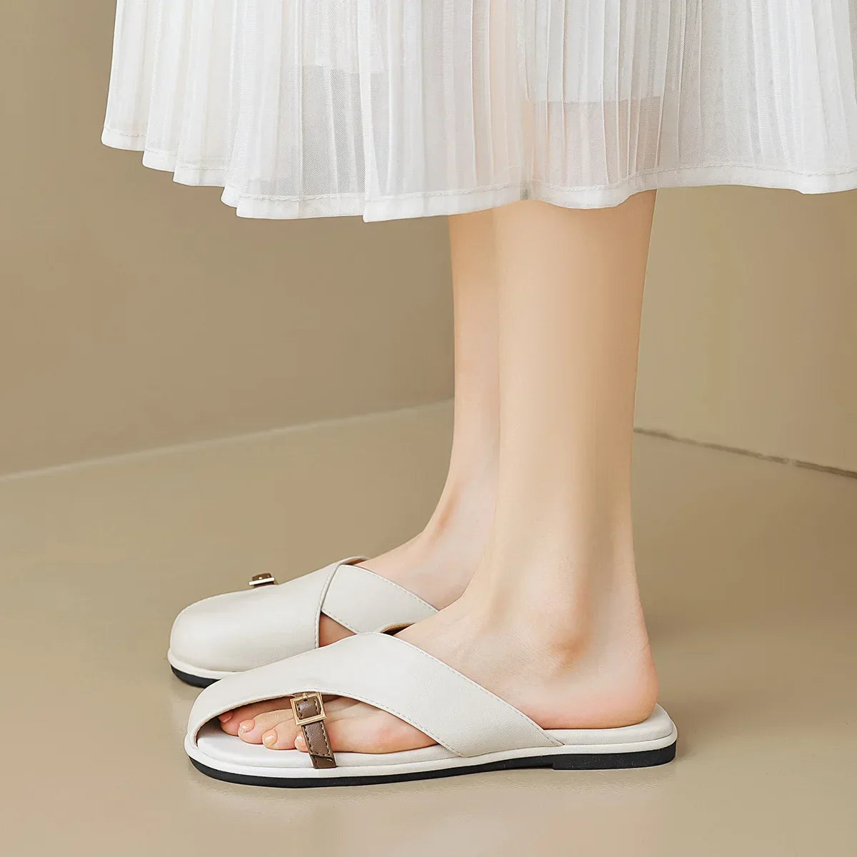 Semi-closed leather slippers with a low heel and open toe in ivory and khaki
