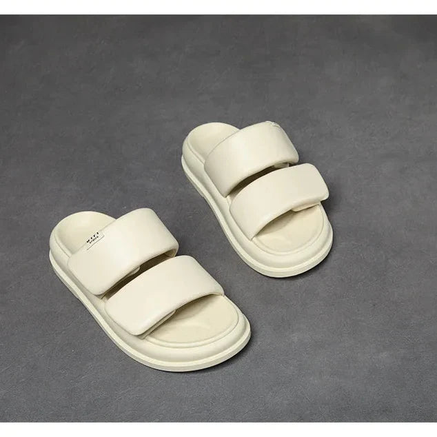 Soft leather flat sandals with 2cm heel in black and beige tones