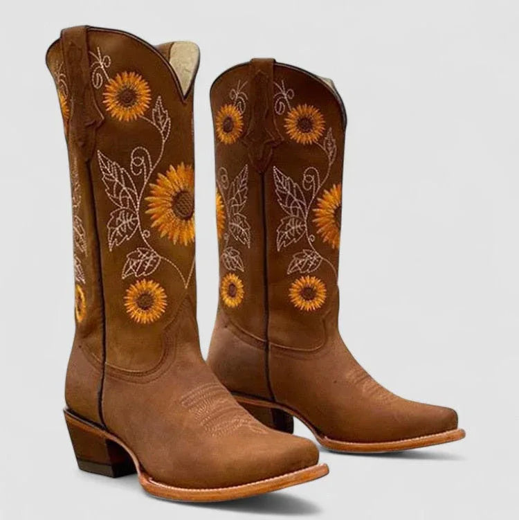 Daisy Western ankle boots with block heel and classic stitching in brown suede