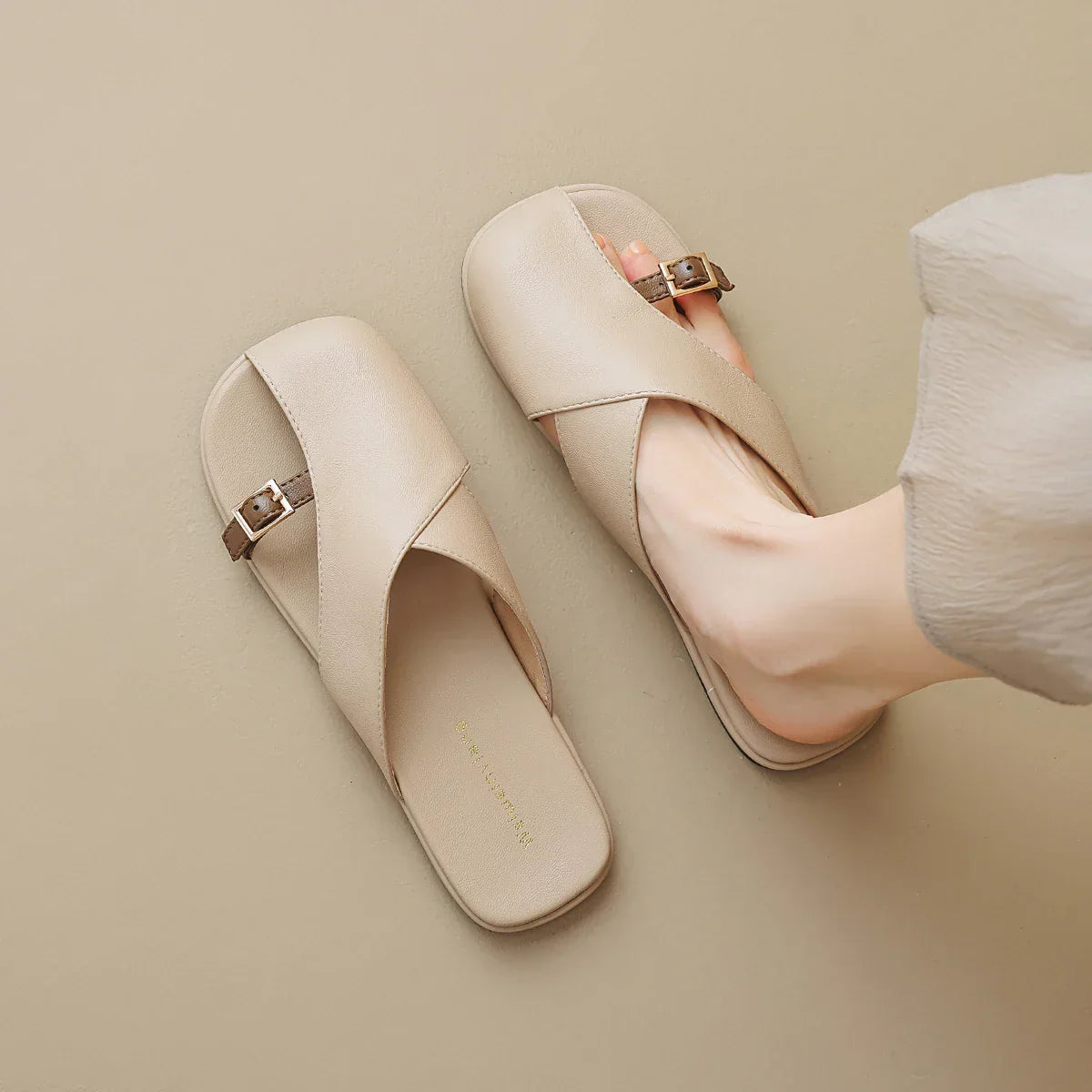 Semi-closed leather slippers with a low heel and open toe in ivory and khaki