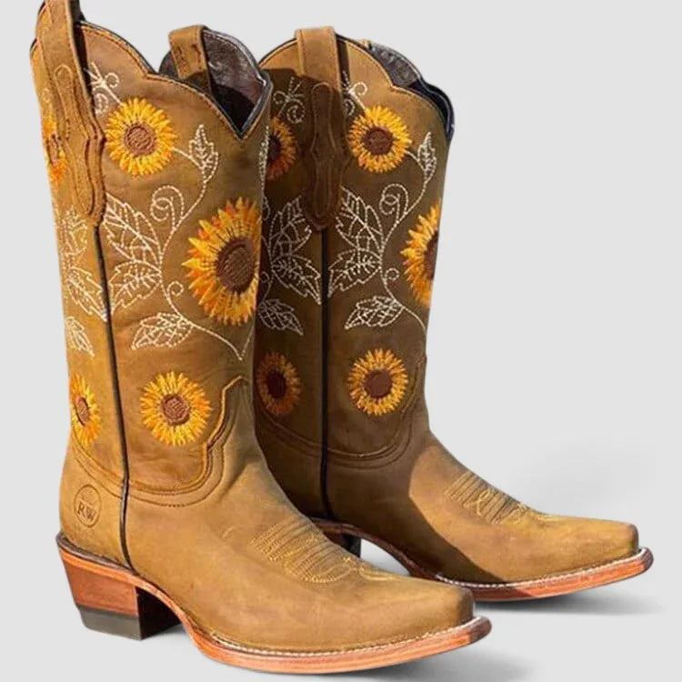 Daisy Western ankle boots with block heel and classic stitching in brown suede