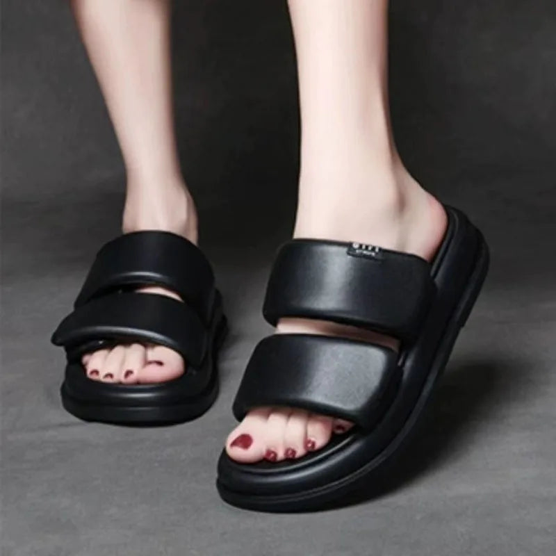 Soft leather flat sandals with 2cm heel in black and beige tones