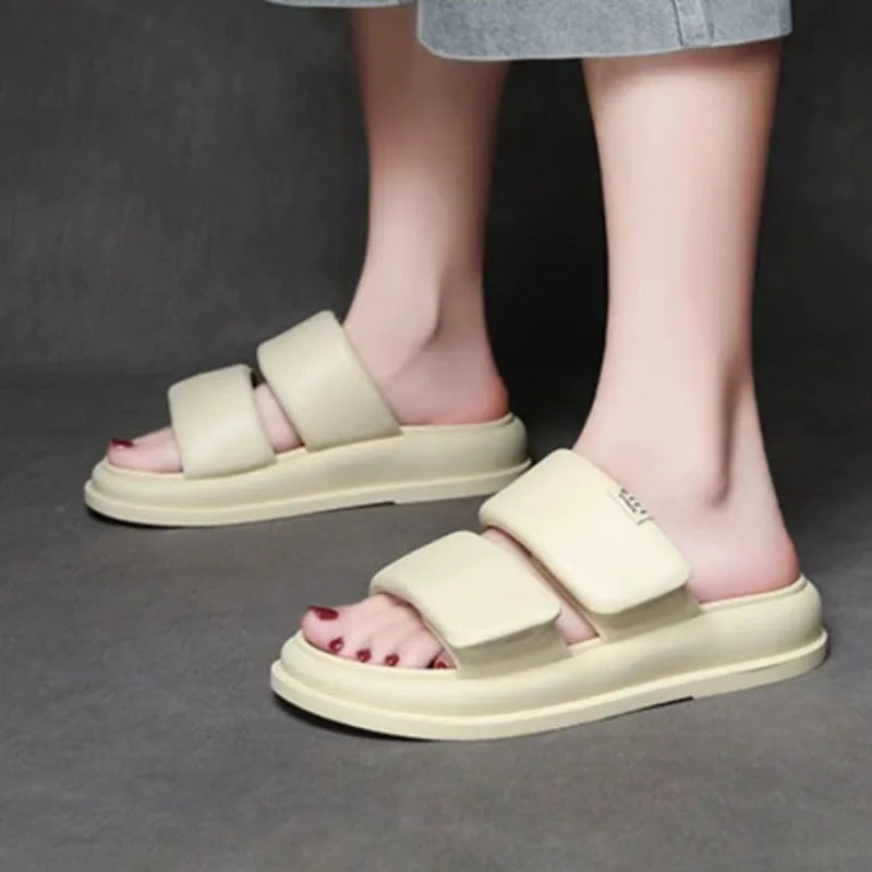 Soft leather flat sandals with 2cm heel in black and beige tones