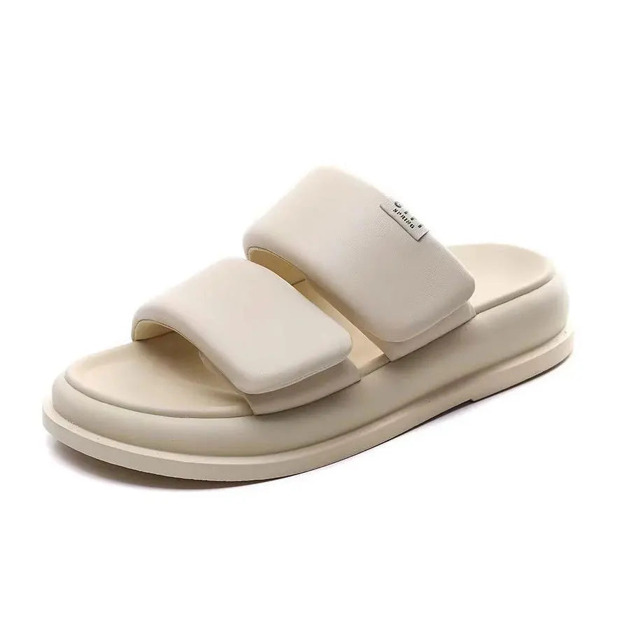 Soft leather flat sandals with 2cm heel in black and beige tones